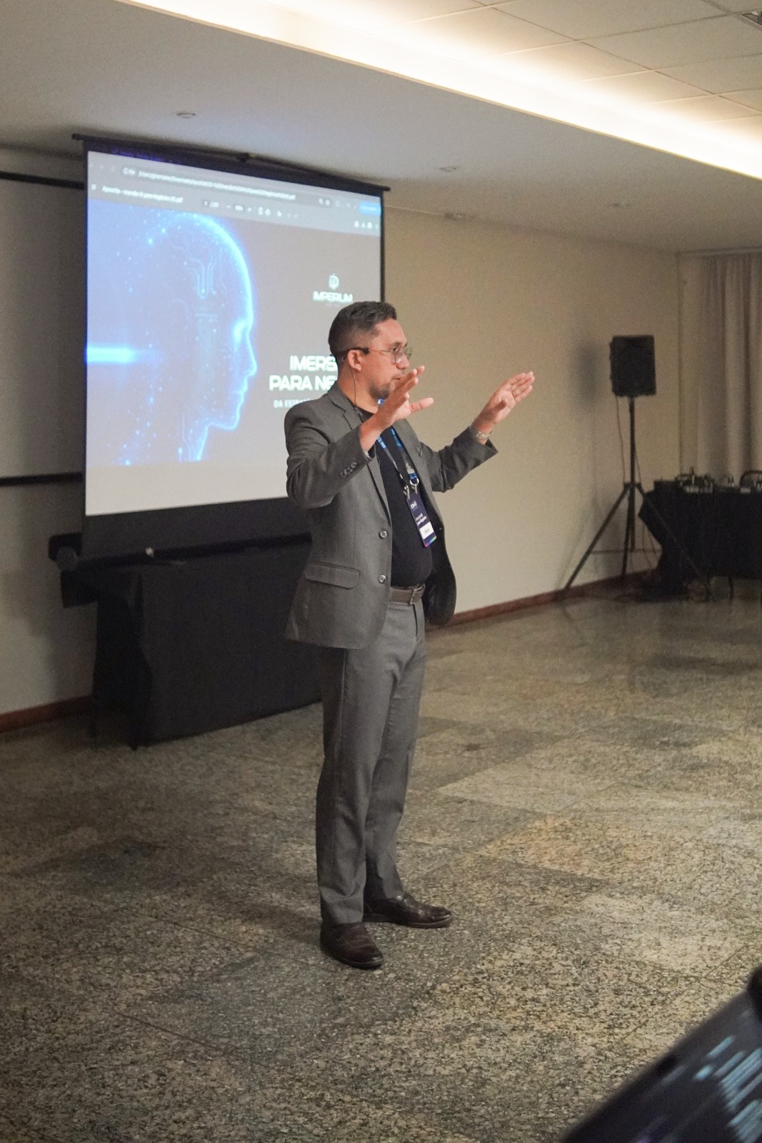 Professor dando aula em uma imersão da A ORDEM
